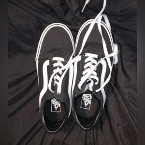 CLASSIC BLACK LOW TOP VANS 🖤